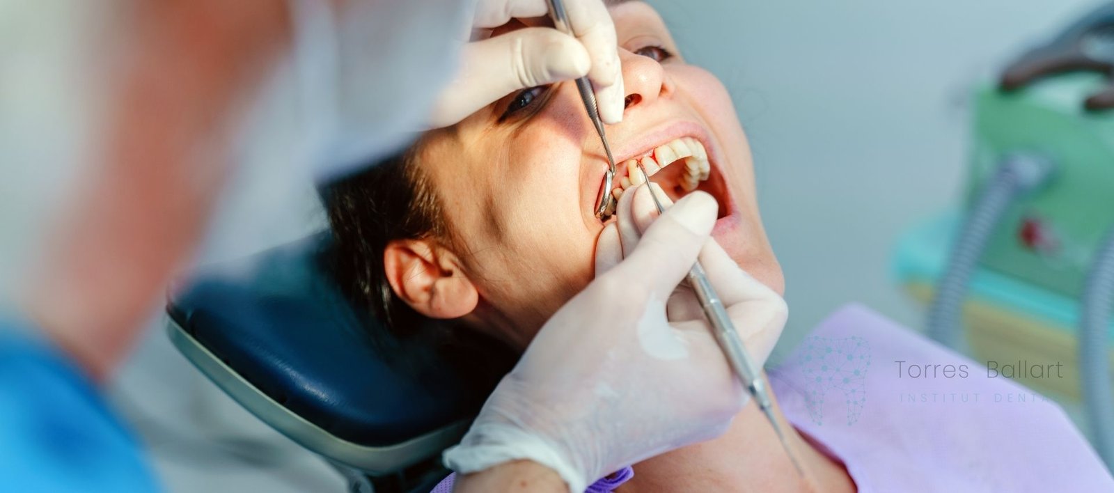 Procedimiento de cirugía oral en Institut Dental Torres Ballart, Barcelona.